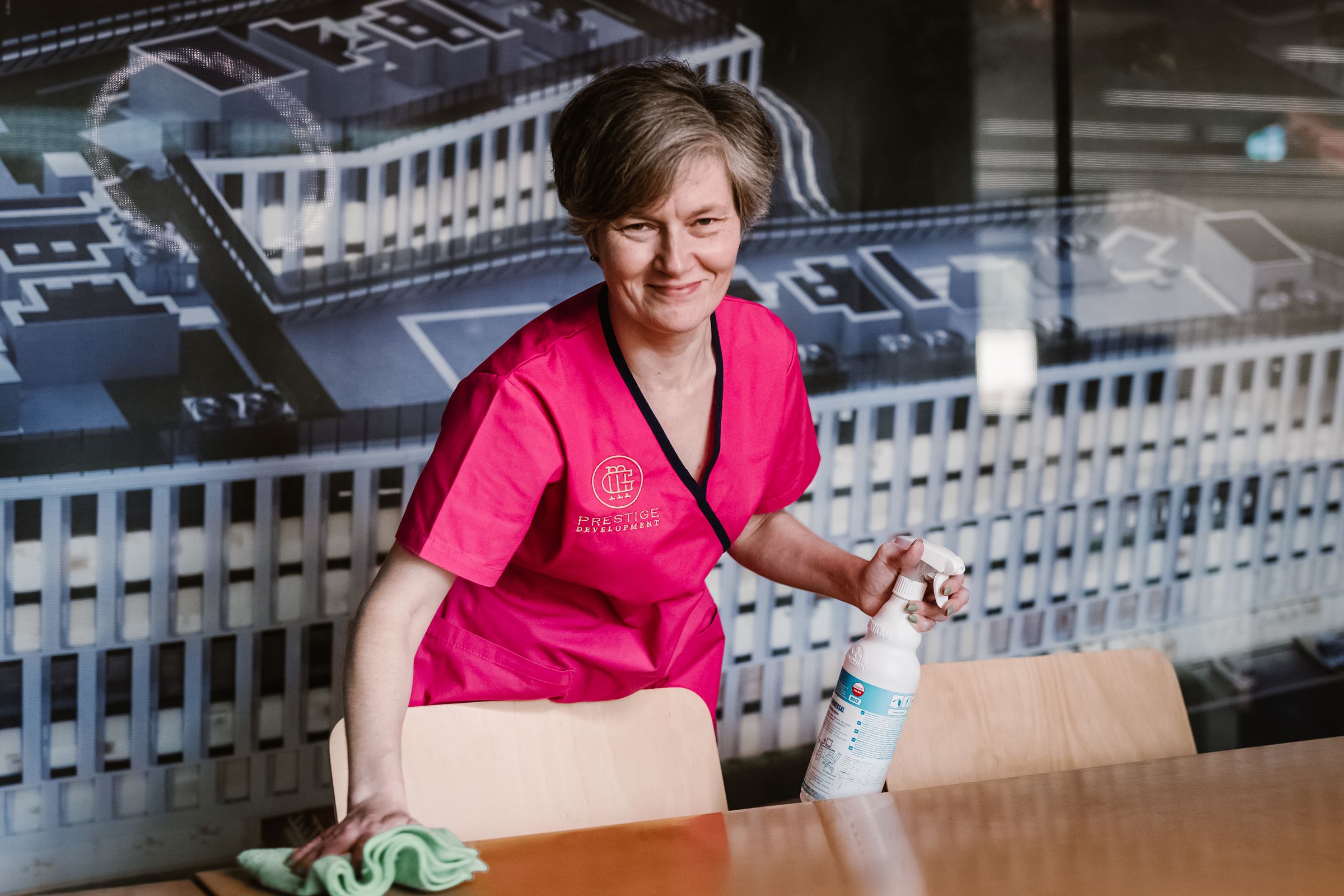 Pani sprzątająca biuro w Krakowie